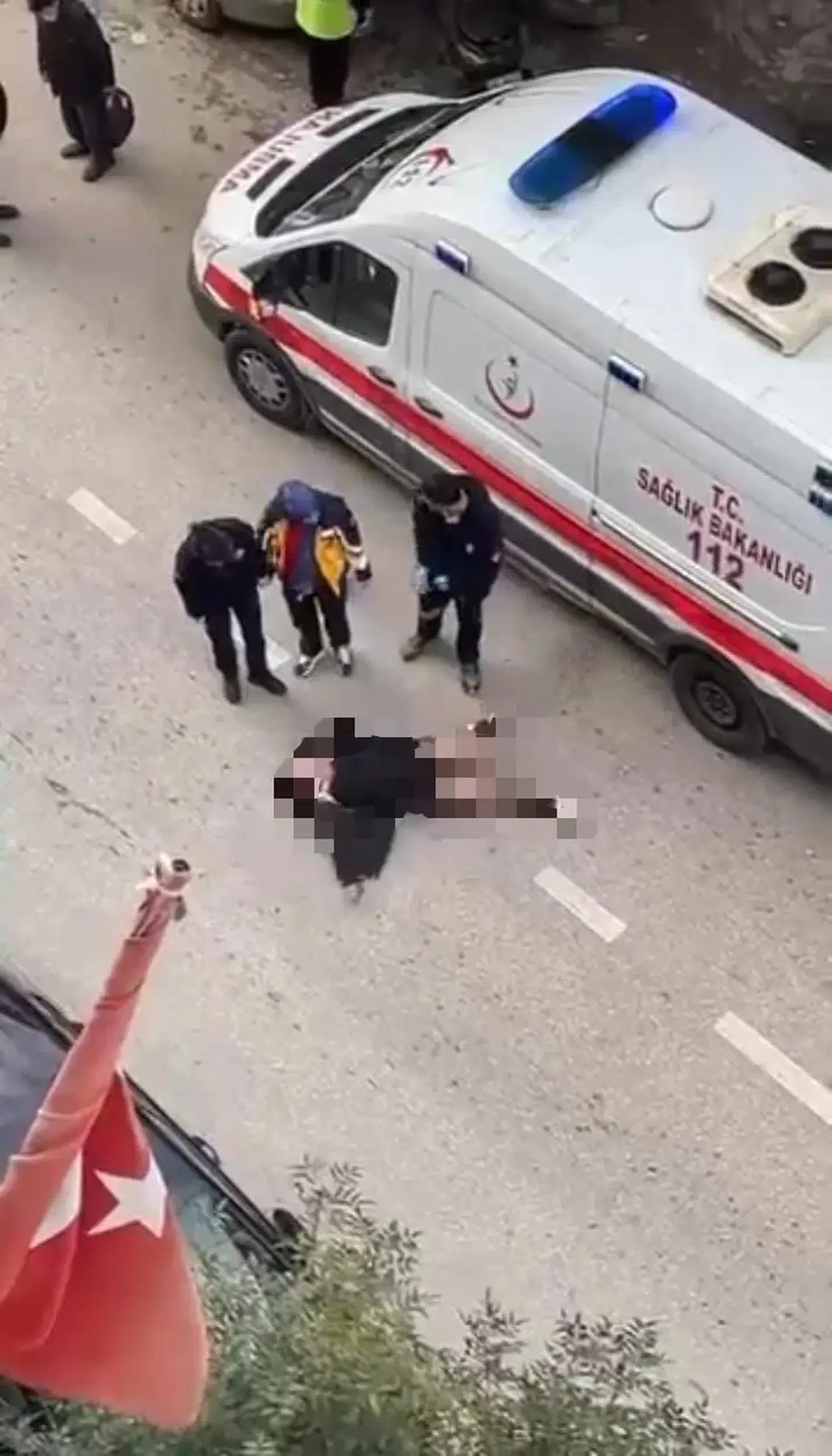 Kadın yolun ortasına yattı sağlık ekipleri ne yapacağını şaşırdı
