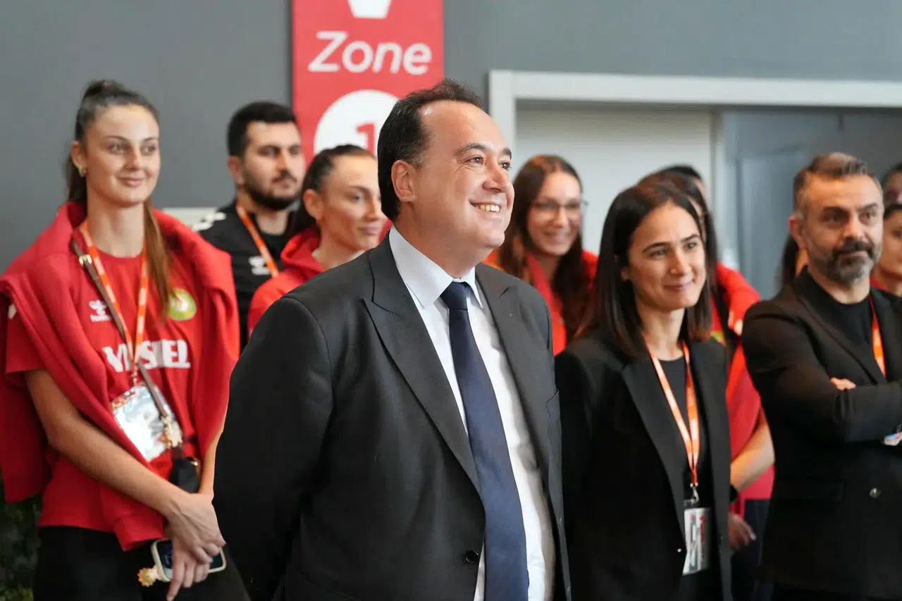 Başkan Besim Dutlulu ve Kadın Voleybol Takımından Vestel’e Ziyaret