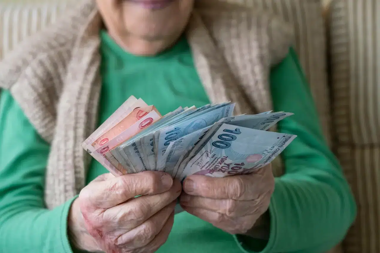 Yüz binlerce emekliye kötü haber! Maaşlarından kesinti yapılacak