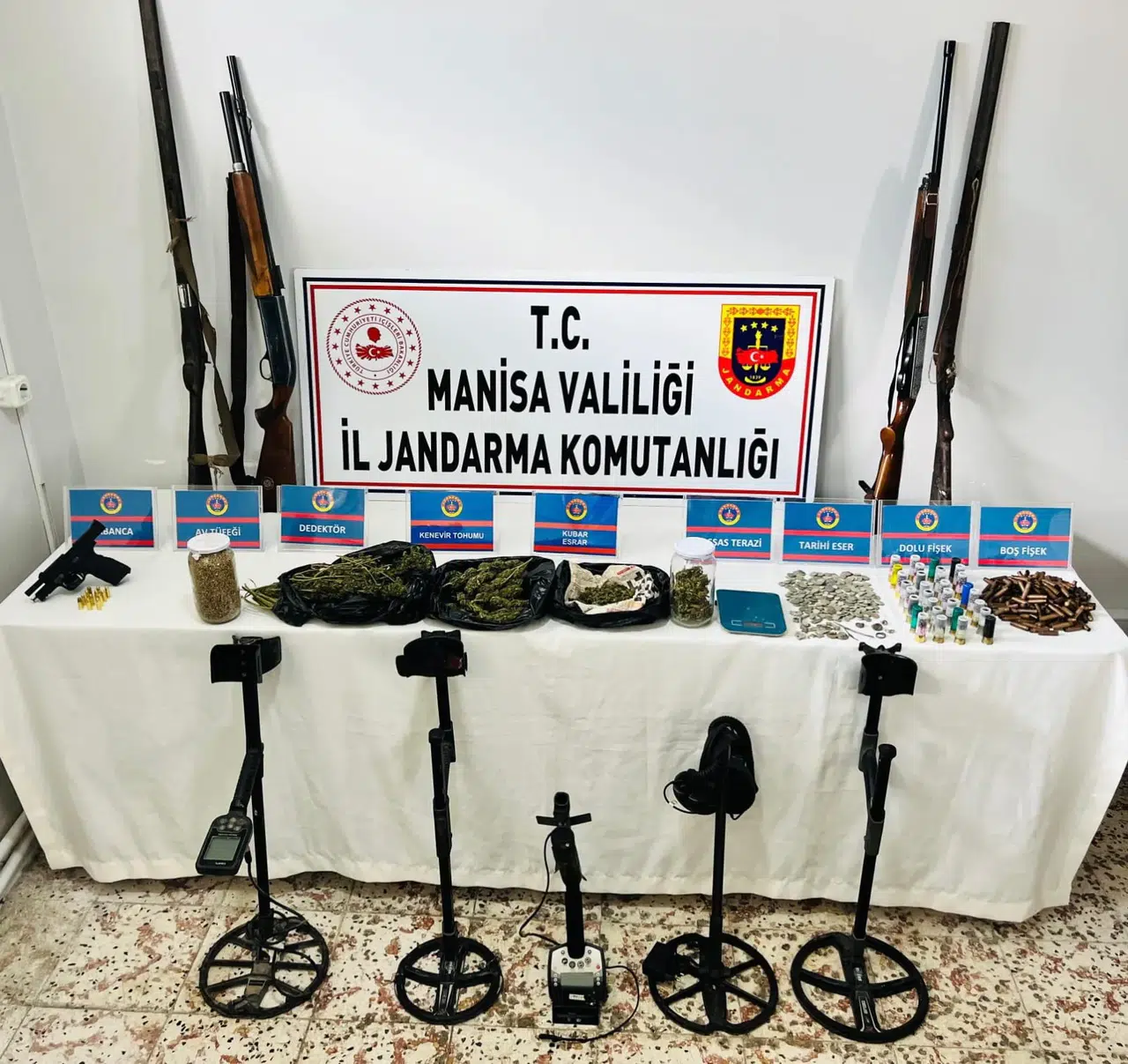 Manisa'da jandarmadan şok baskın!