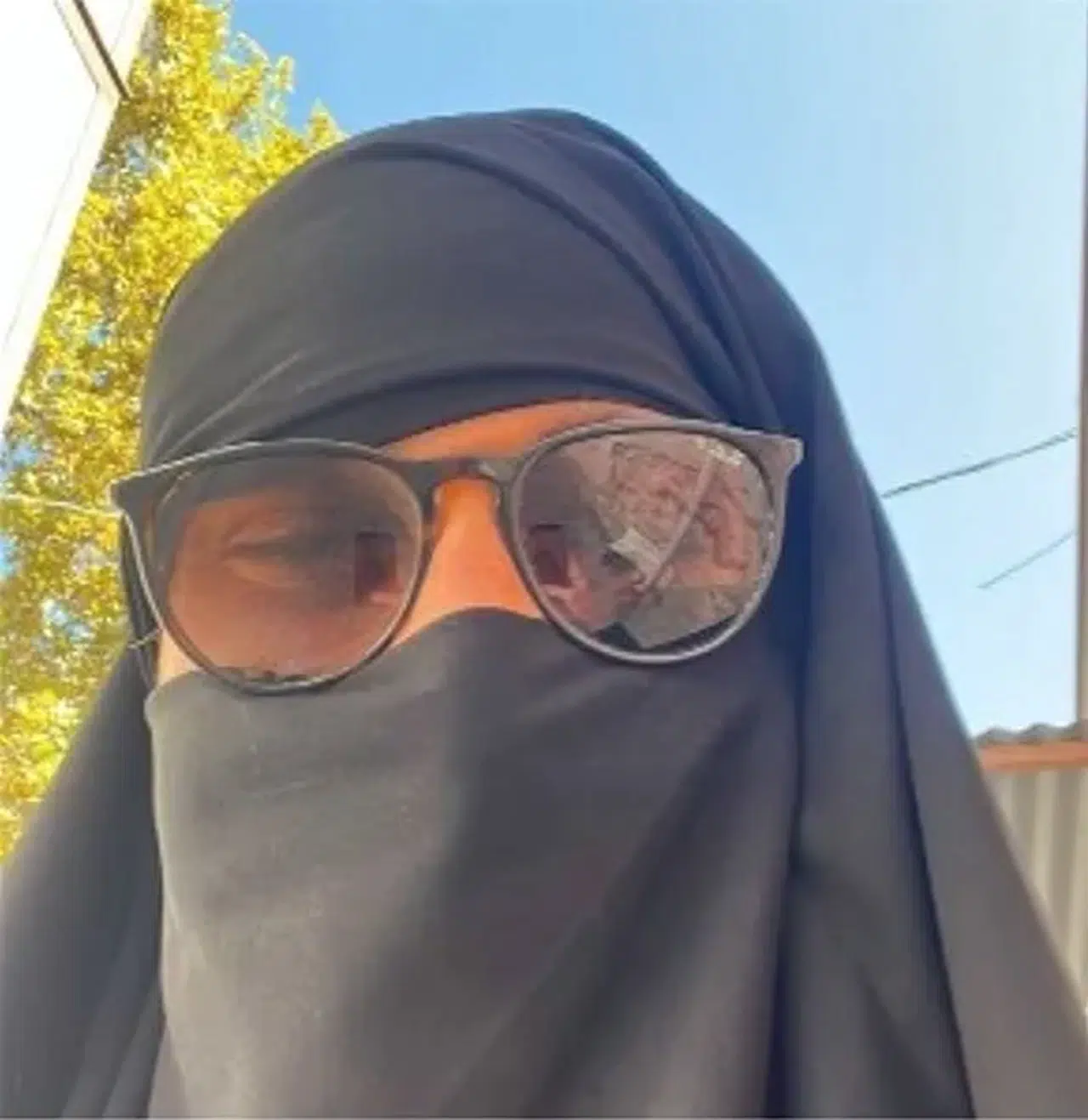 Sokakta çarşaf giyerek dolaşan şahıs yakalandı