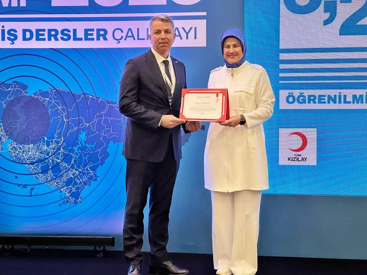 Türk Kızılay Manisa Başkanı'na teşekkür belgesi verildi