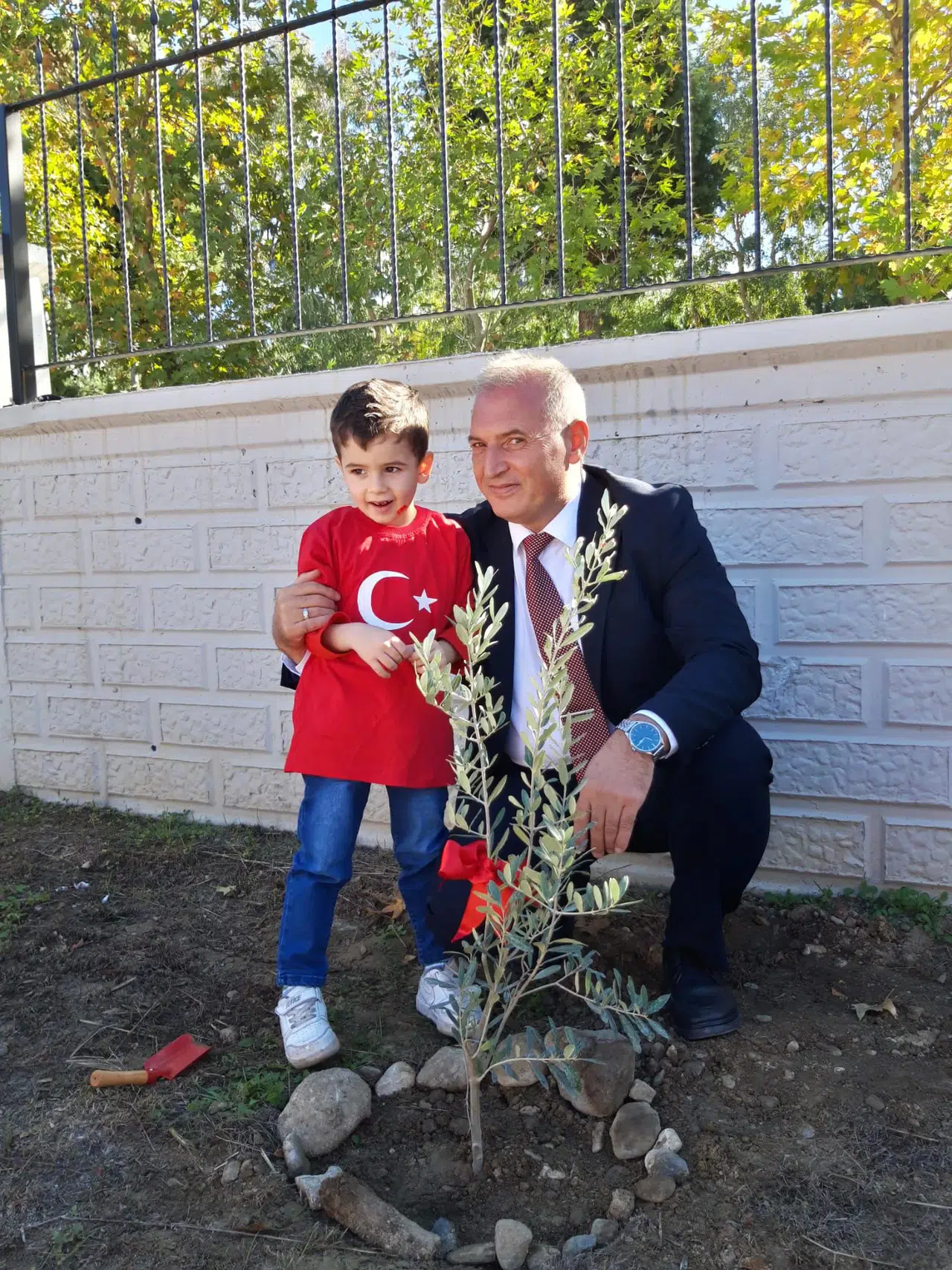 Minik öğrenciler Cumhuriyet fidanları dikti