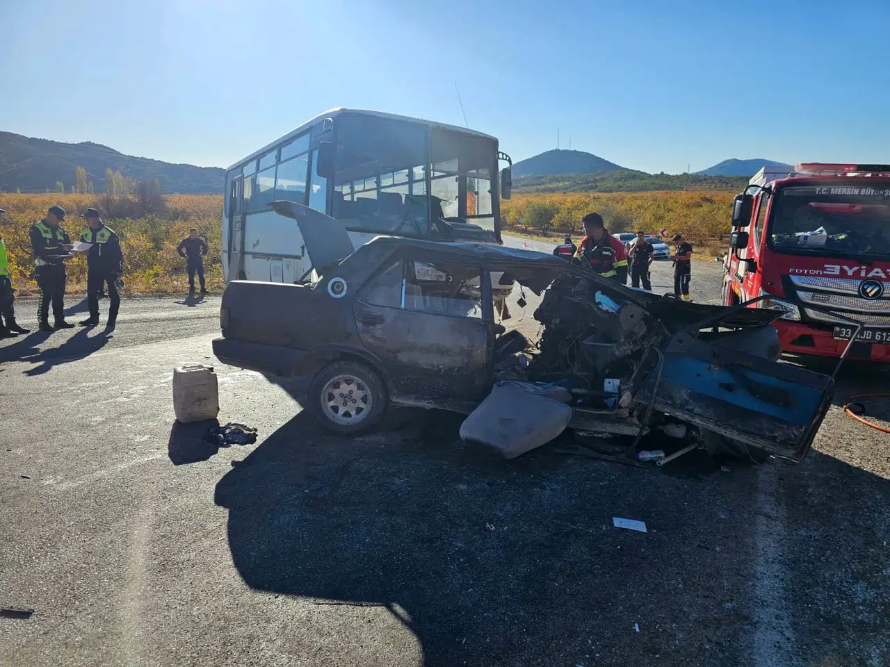 Tarım işçilerini taşıyan midibüs kaza yaptı: 3 ölü, 12 yaralı