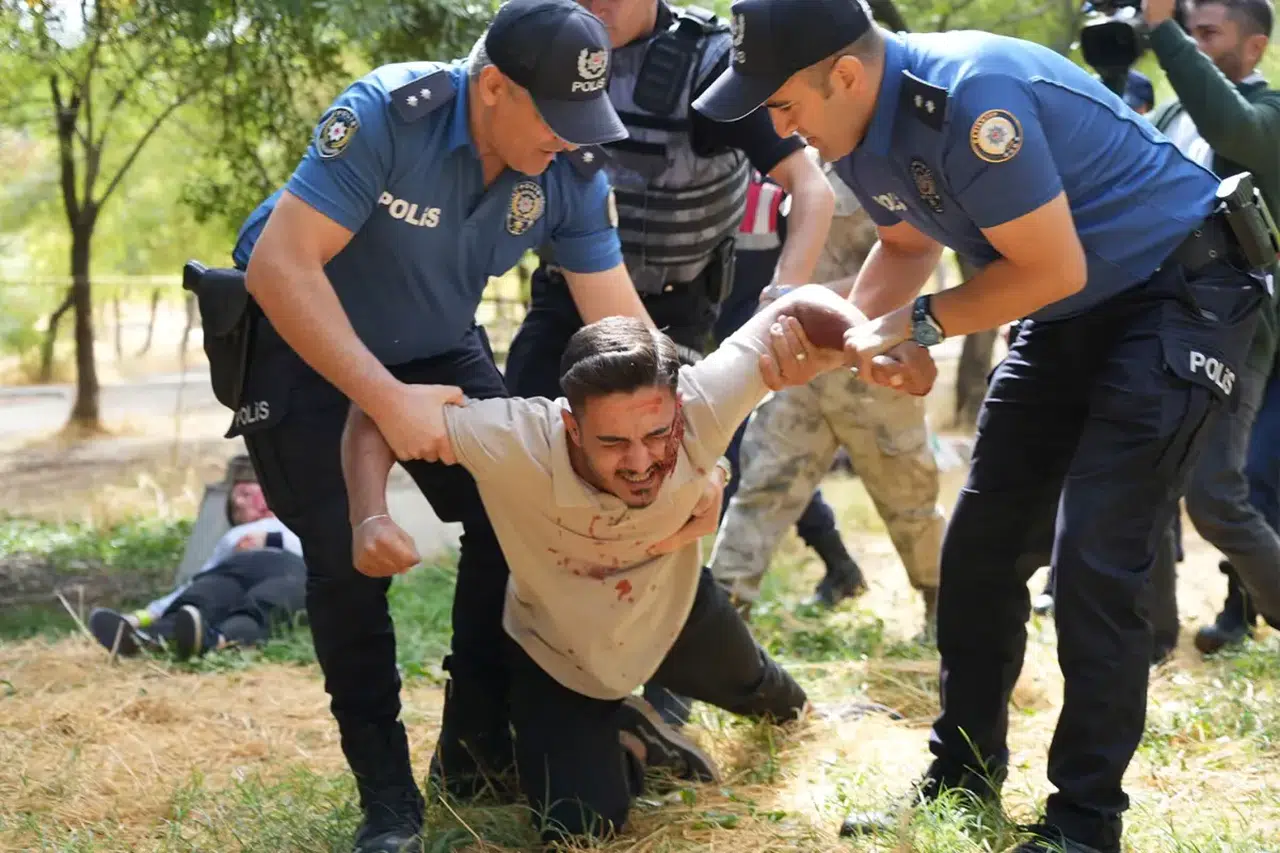 Tatbikatta kendini rolüne kaptıran adam ortalığı birbirine kattı