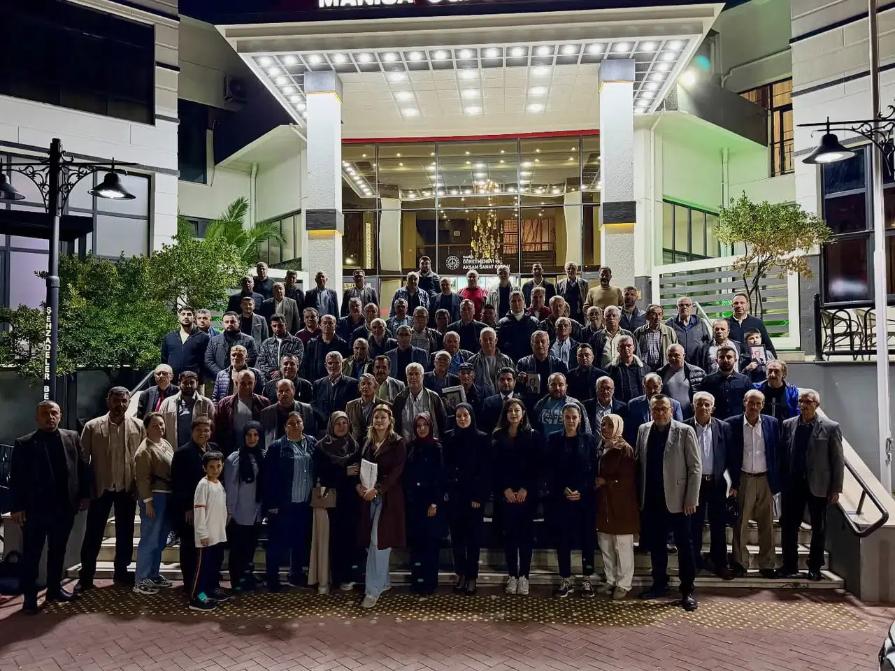 AK Parti Şehzadeler’de mahalle başkanları buluştu