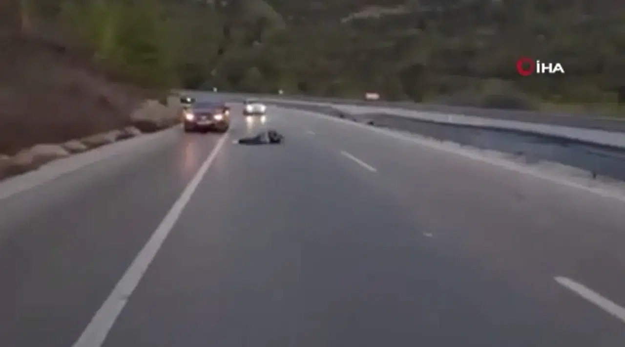 Virajı alamayan motosiklet sürücüsü dehşeti yaşadı