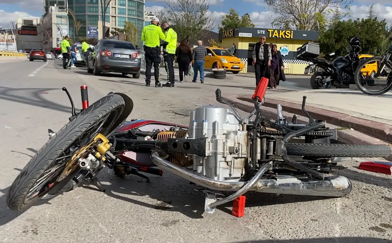 Otomobil ile motosiklet çarpıştı: 1 yaralı