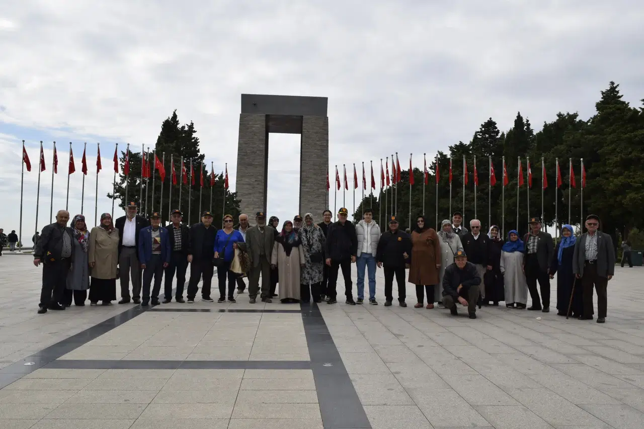 KAHRAMAN GAZİLER ÇANAKKALE’DE ŞEHİTLİĞİ ZİYARET ETTİ