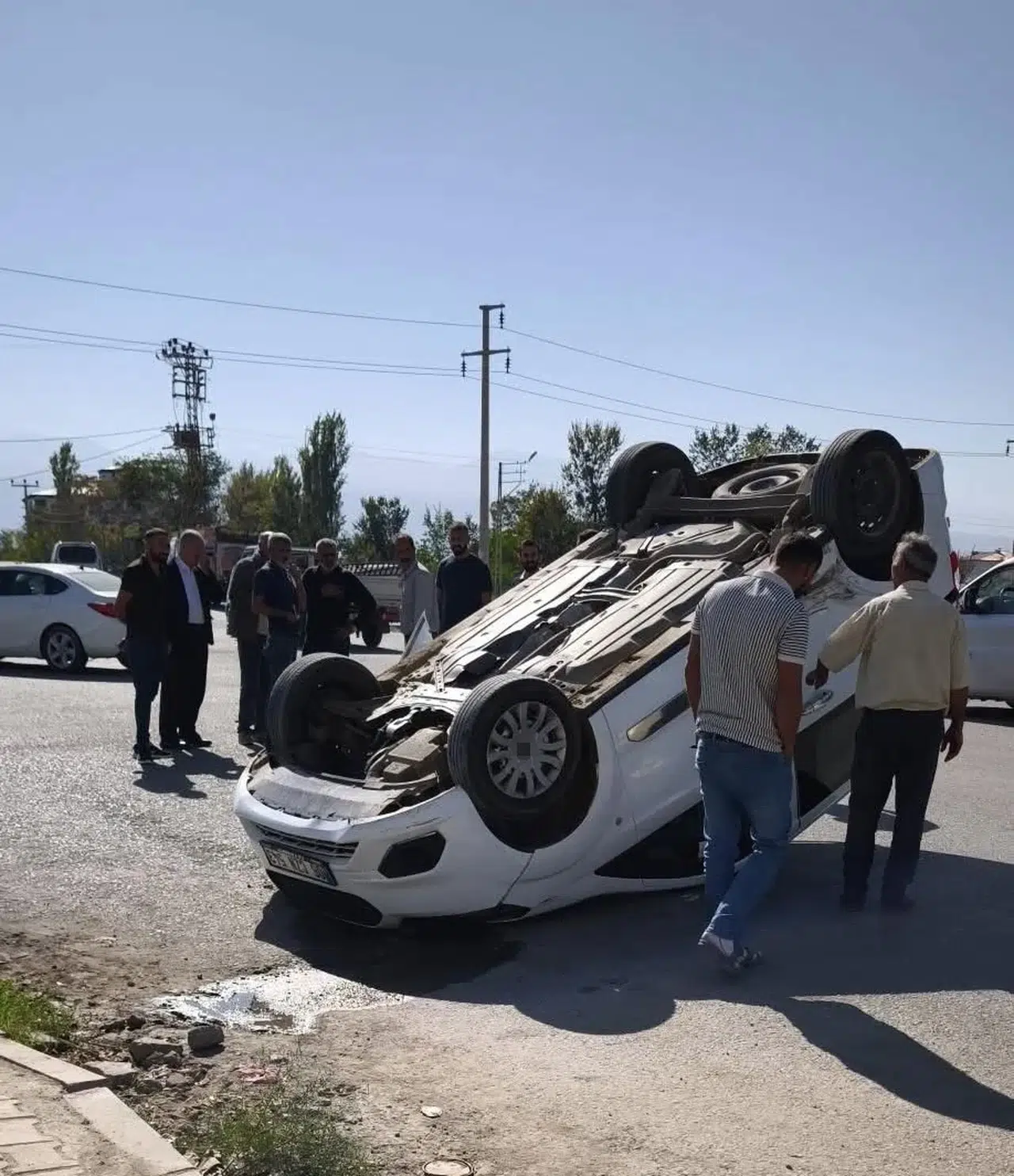 Kontrolden çıkan araç ters döndü