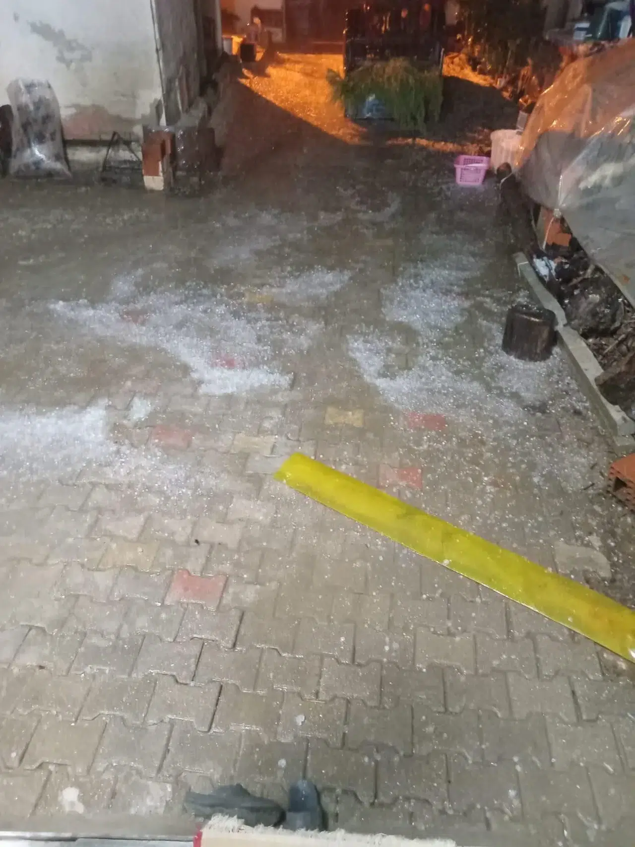 Manisa'da ceviz büyüklüğünde dolu yağdı