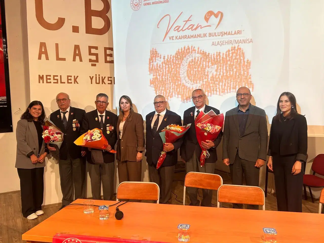 Gaziler öğrencilere askerlik anılarını anlattı