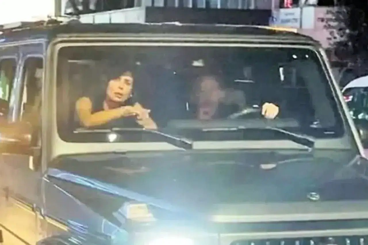 Türk hoca bir araç dolusu kadınla gecelerde: Kucak kucağa oturdular!