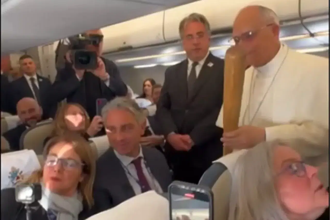 CBS muhabiri Papa'ya beyzbol sopası hediye etti