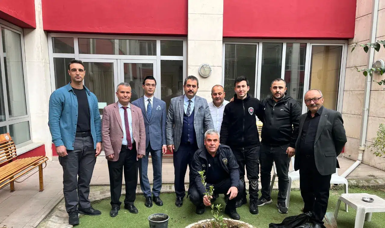 TURGUTLU ADLİYESİ’NDE AĞAÇLANDIRMA ÇALIŞMASI GERÇEKLEŞTİRİLDİ