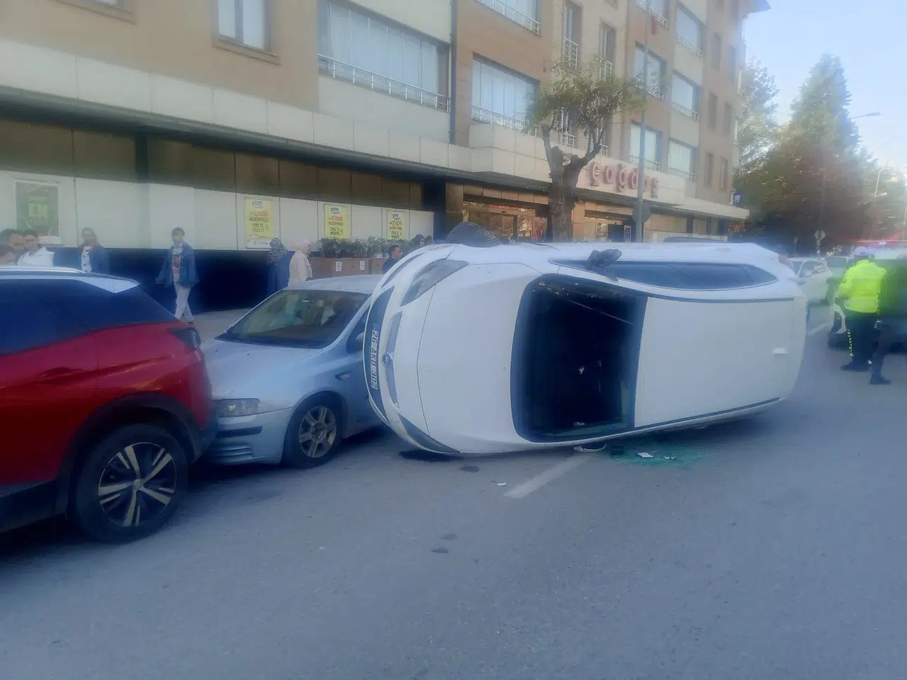 Park halindeki araçlara çarpan otomobil yan yattı