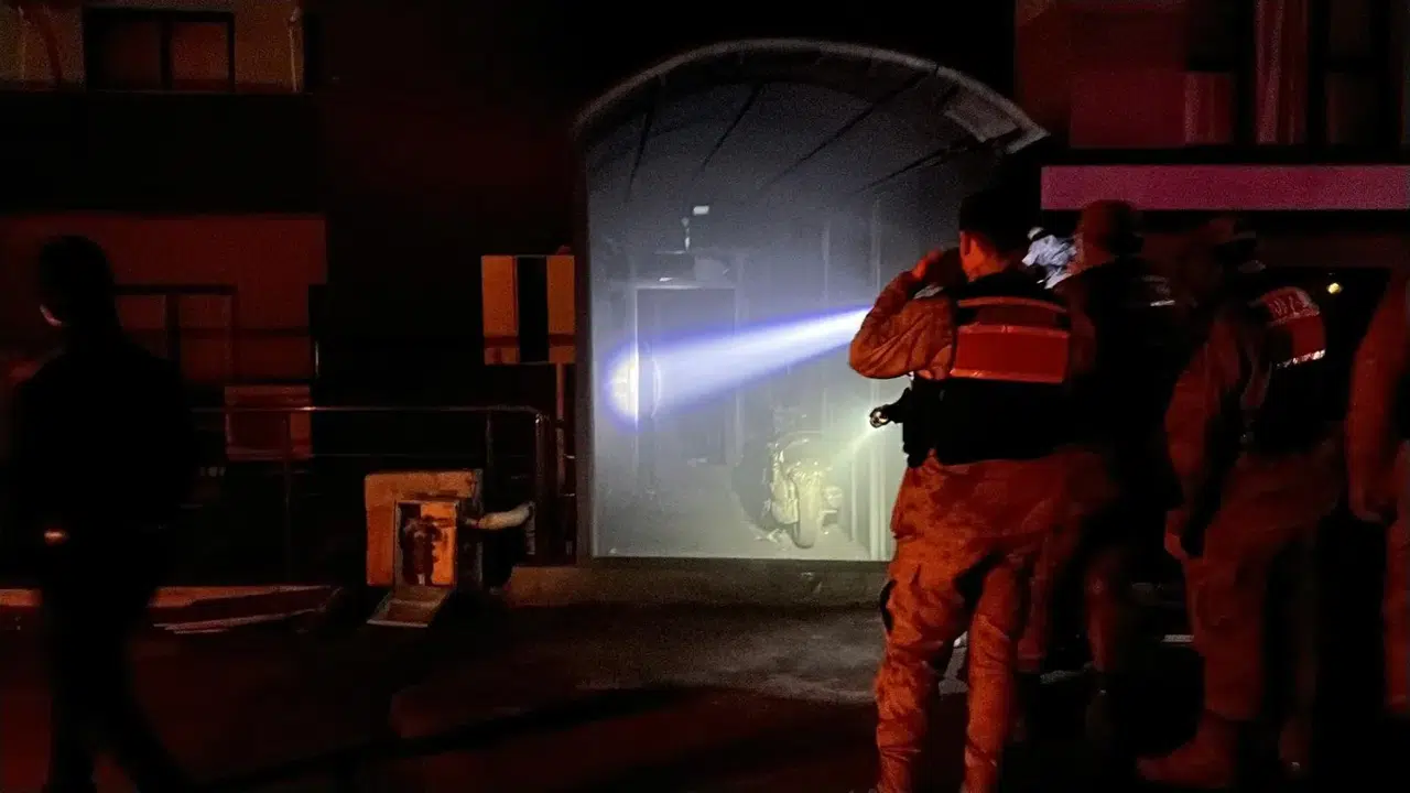 Galeride feci yangın: 2 ölü 14 yaralı