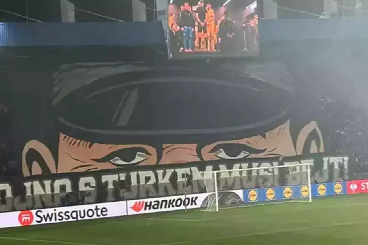 UEFA Avrupa Ligi'nde skandal! Açtıkları pankarta bakın