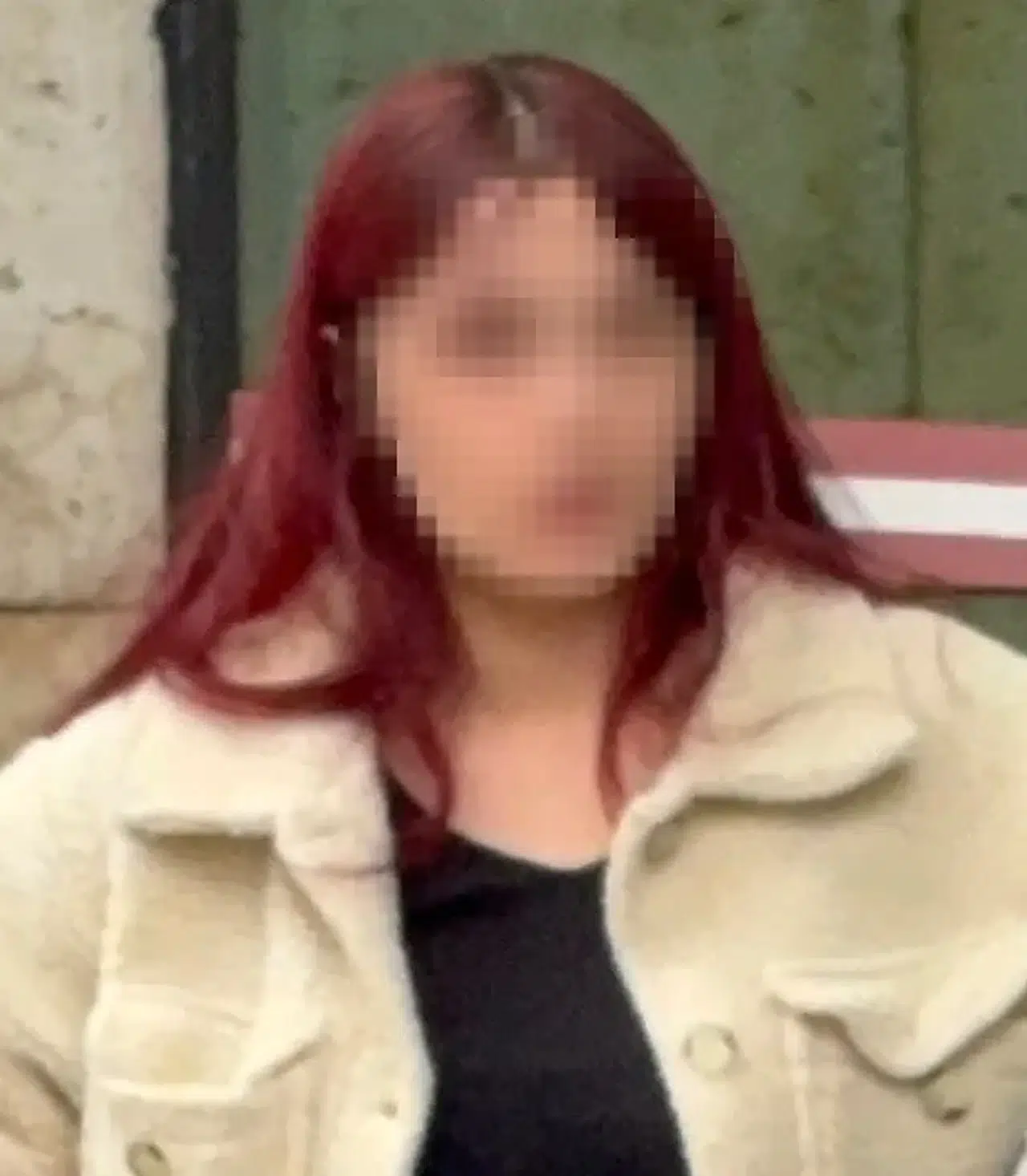 Genç kız babasını bıçakladı