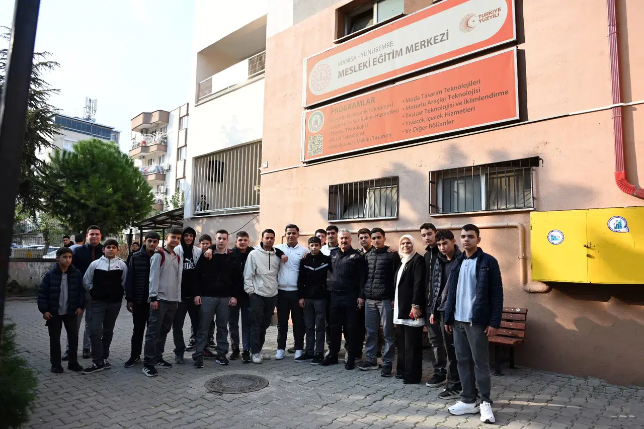 MANİSA İL EMNİYET MÜDÜRÜ ÖĞRENCİLERİN YANINDA OLMAYA DEVAM EDİYOR