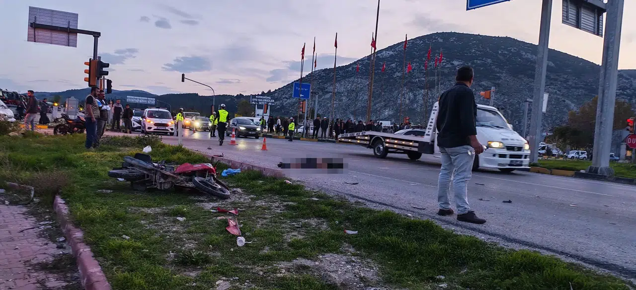Manisa'da otomobil ile motosiklet çarpıştı: 1 ağır yaralı