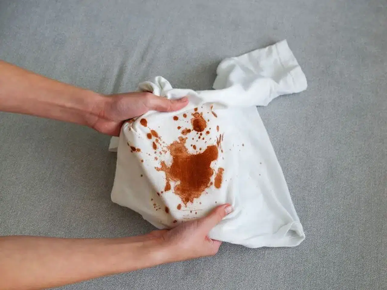 Domates Lekesi Nasıl Çıkar? Kumaştan En Zor Lekeleri Silip Süpüren Etkili Temizlik Yöntemleri
