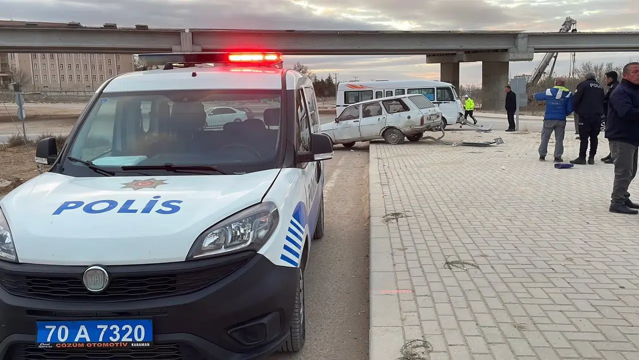 Yolcu minibüsü ile otomobil çarpıştı