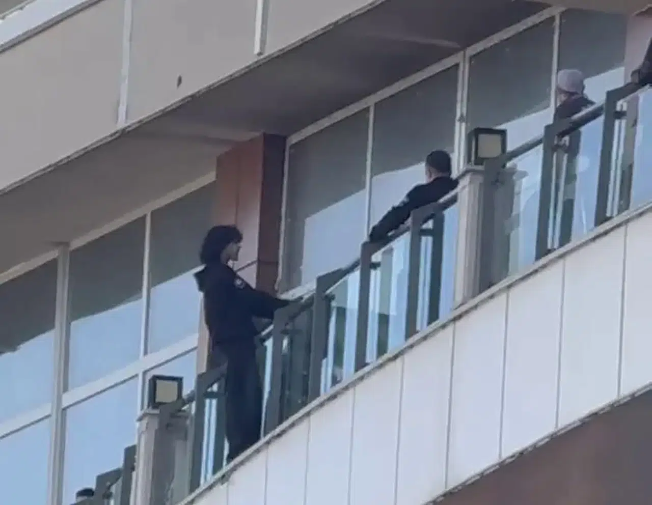 Alışveriş merkezinde intihar girişimi!