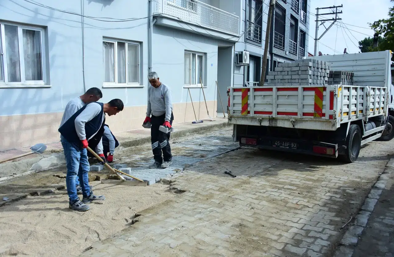 Şehzadeler'de kaldırım düzenlemeleri devam ediyor