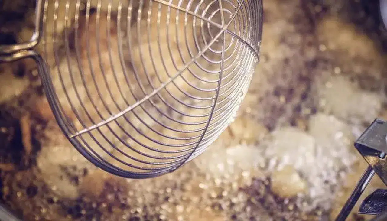 Kızartma Yaparken Ocağı Temiz Tutmanın Sırrı: Bir Tava Her Şeyi Değiştiriyor!