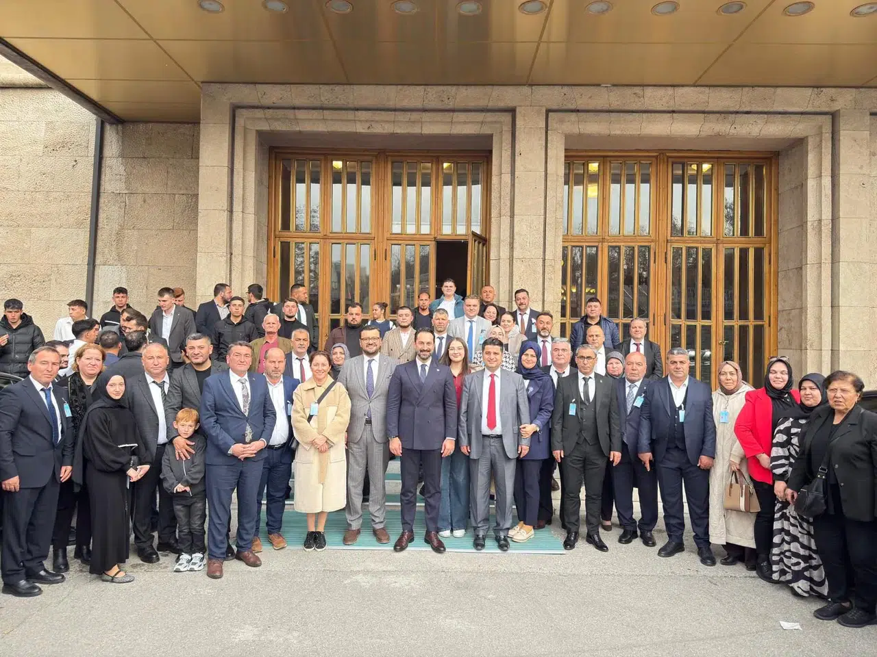 Mücahit Arınç'tan AK Parti Manisa'ya övgü