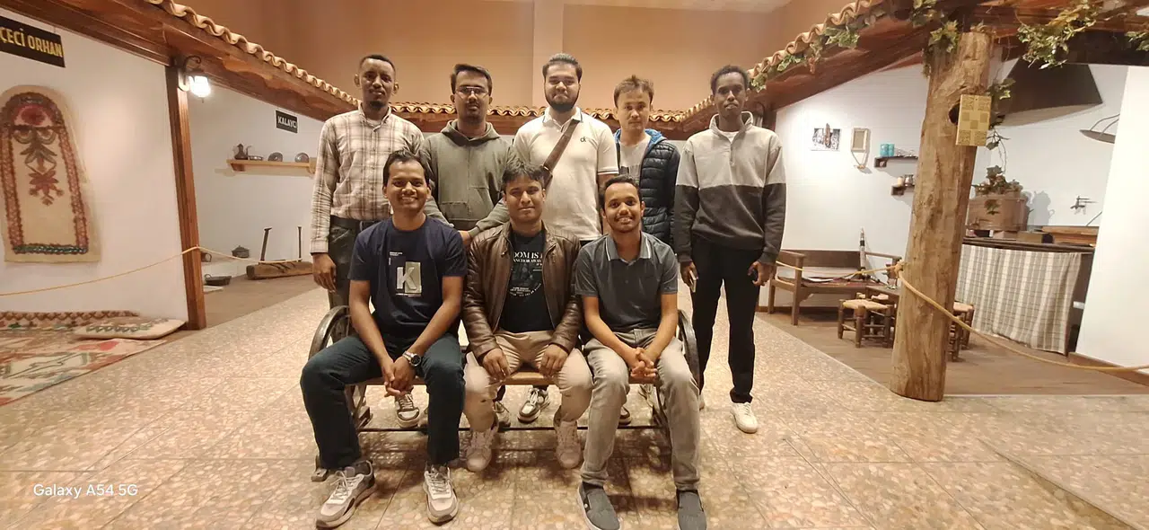 Uluslararası öğrenciler Akhisar’da zeytin topladı