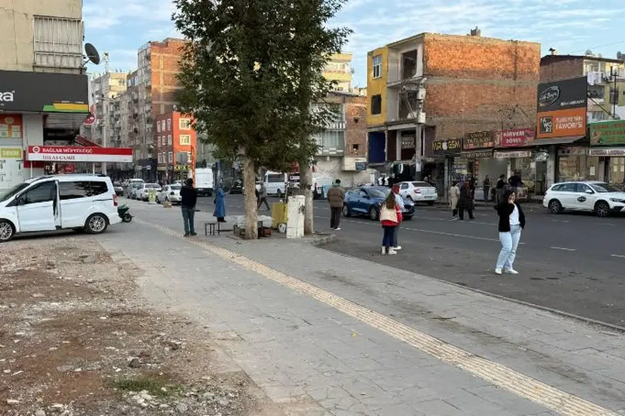 Kimliği belirsiz şahıs durağa ateş açtı