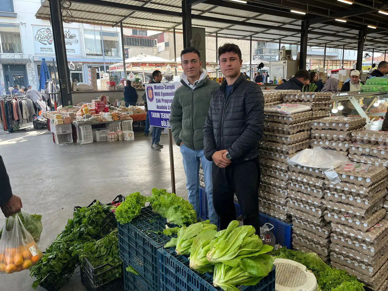 Kendi yetiştirdikleri ürünleri satarak okullarına gelir sağlıyorlar