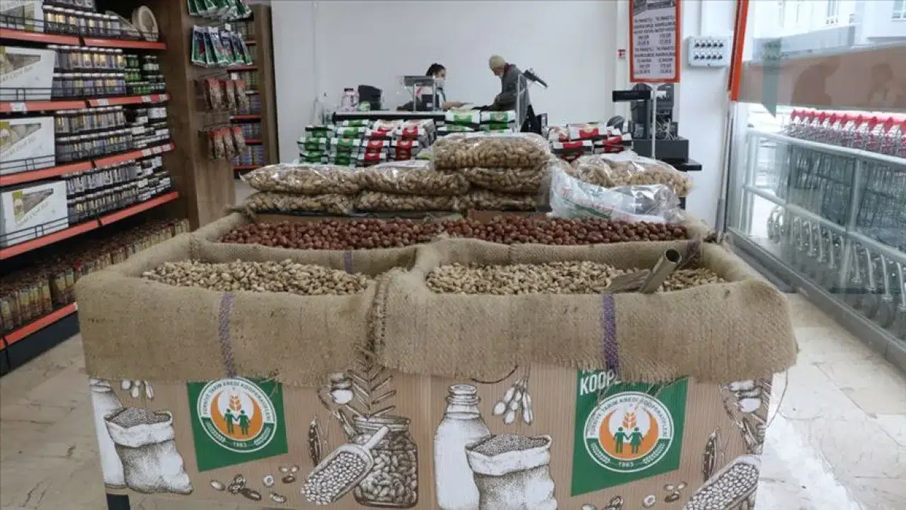 Tarım Kredi Markette Hafta Sonu Fırsat Yağmuru Başladı! Ayçiçek Yağından Pastırmaya, Kaşardan Deterjana Dev İndirim Listesi (21-23 Kasım 2025)