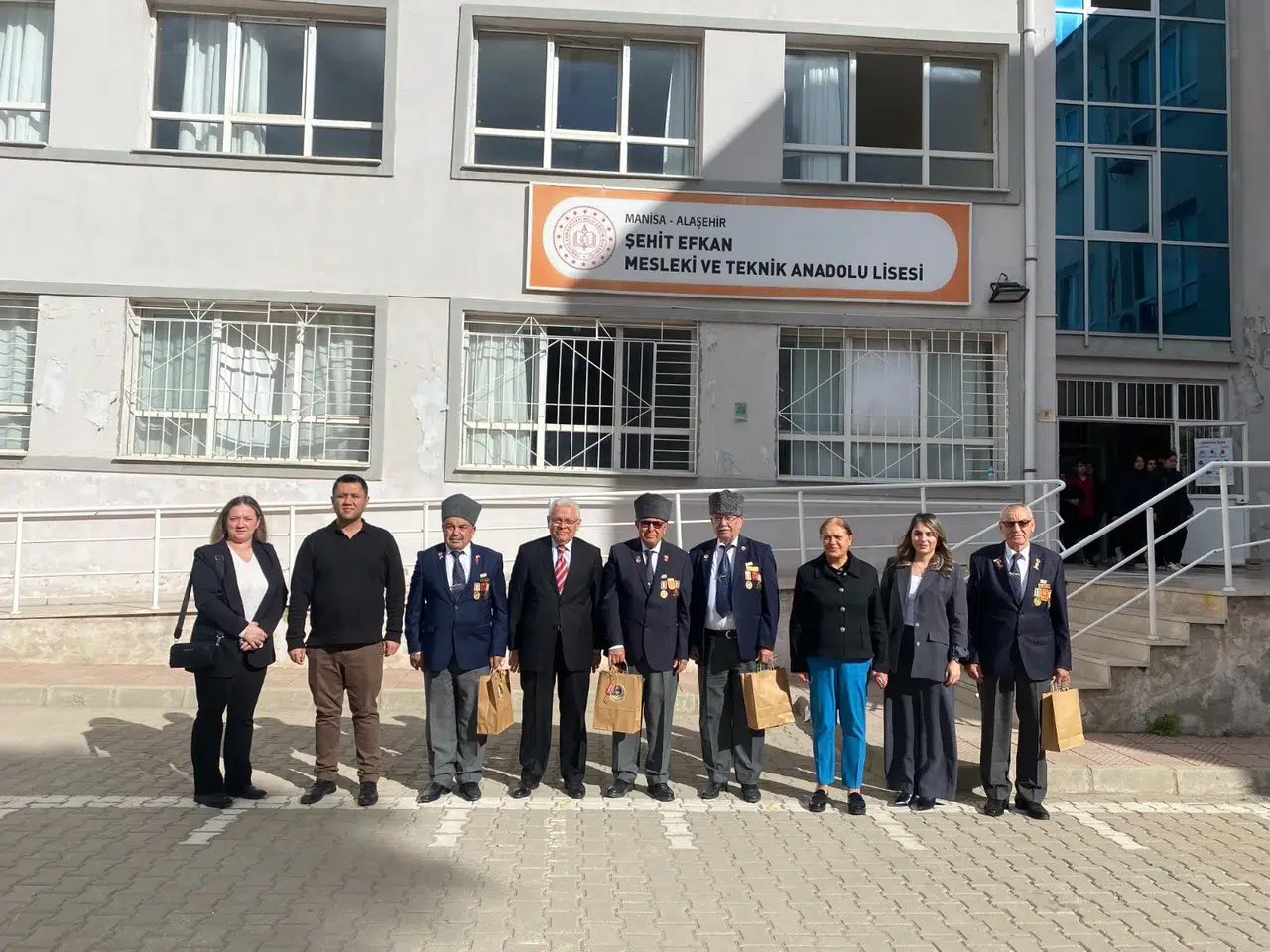 Kıbrıs gazileri yaşadıklarını öğrencilerle paylaştı