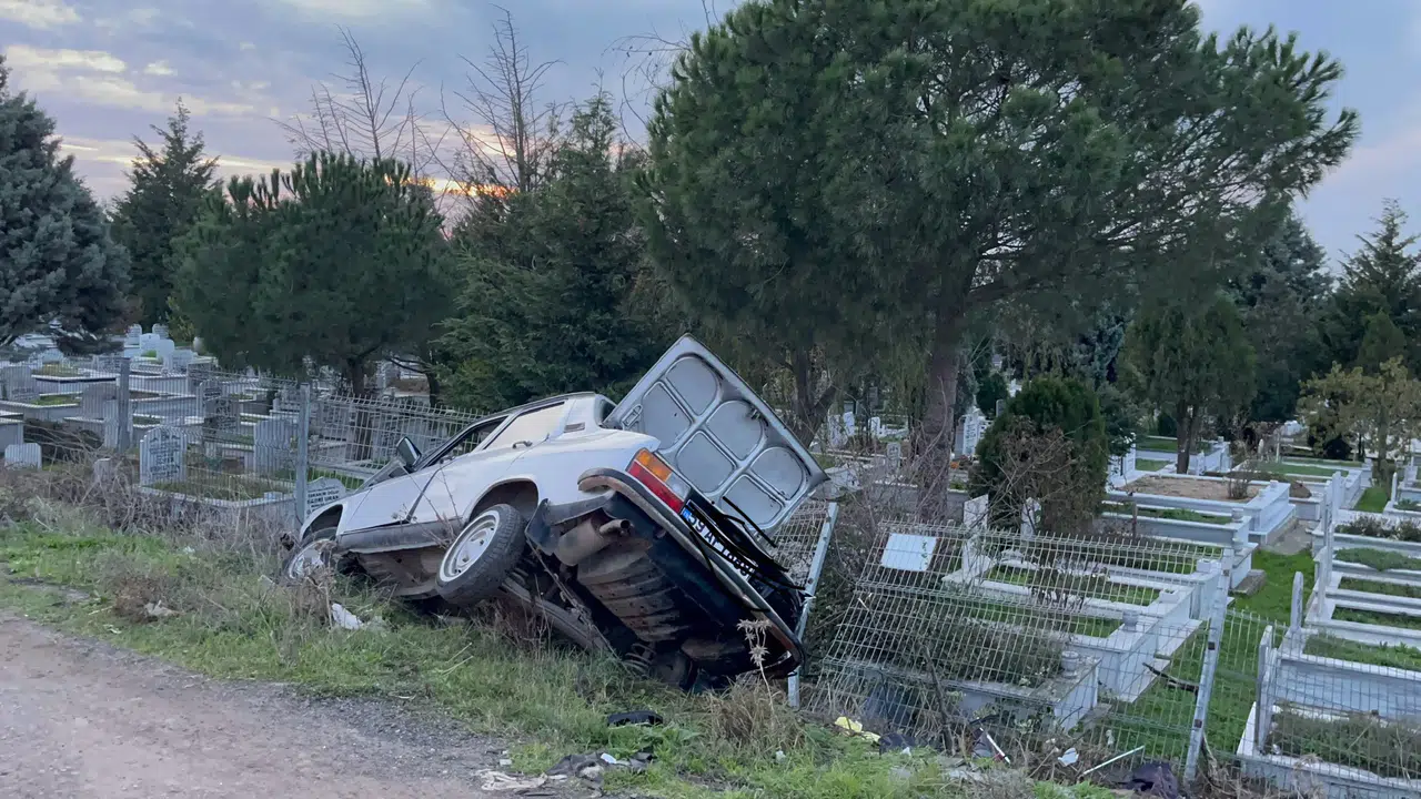 Otomobil mezarlığa uçtu