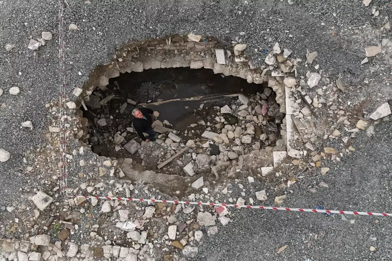 Yıkılan binanın altından bakın ne çıktı?