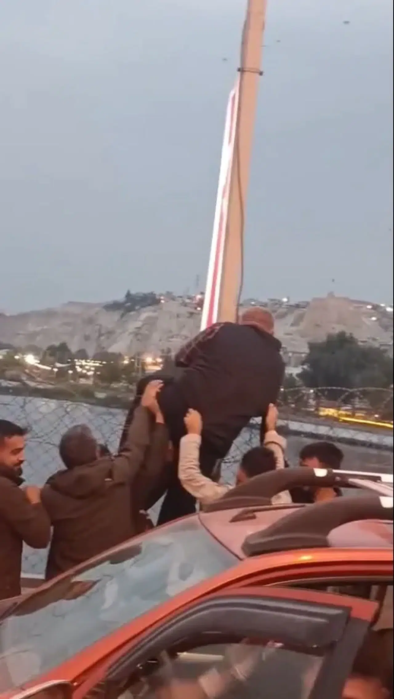 İntihar etmek isteyen adama sürücüler engel oldu