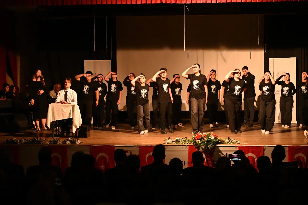 MANİSA LİSESİ’NDEN ÖĞRETMENLER GÜNÜ GÖSTERİSİ