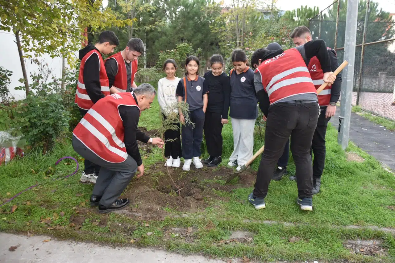 Türkiye Yeşeriyor, Gazze Güçleniyor projesine  Manisa’dan 100 fidanlı destek