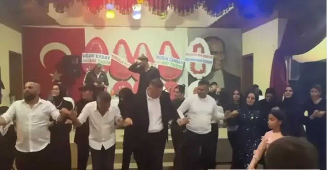 Türkiye 20 şehidine ağlarken belediye başkanı halaya durdu