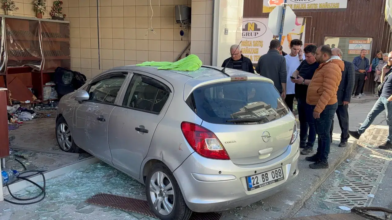 Direksiyon hakimiyetini kaybeden sürücü fırına daldı