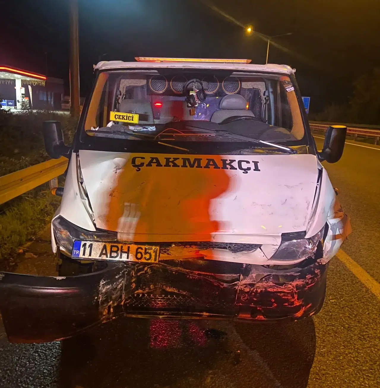 Çekici kamyonet, ticari araca çarptı : 2 ölü