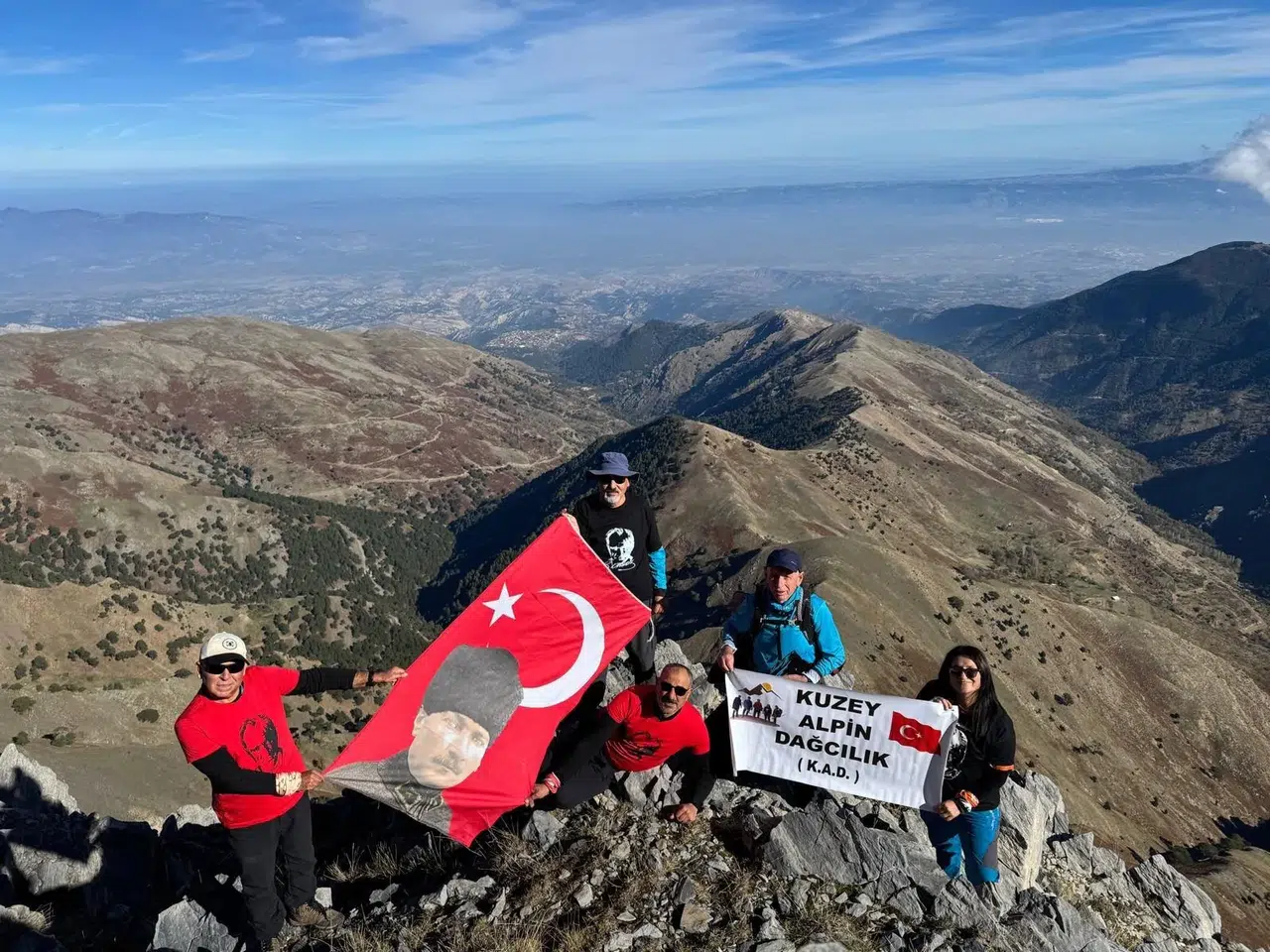 Manisalı dağcılar Atatürk’ü zirvelerde andı