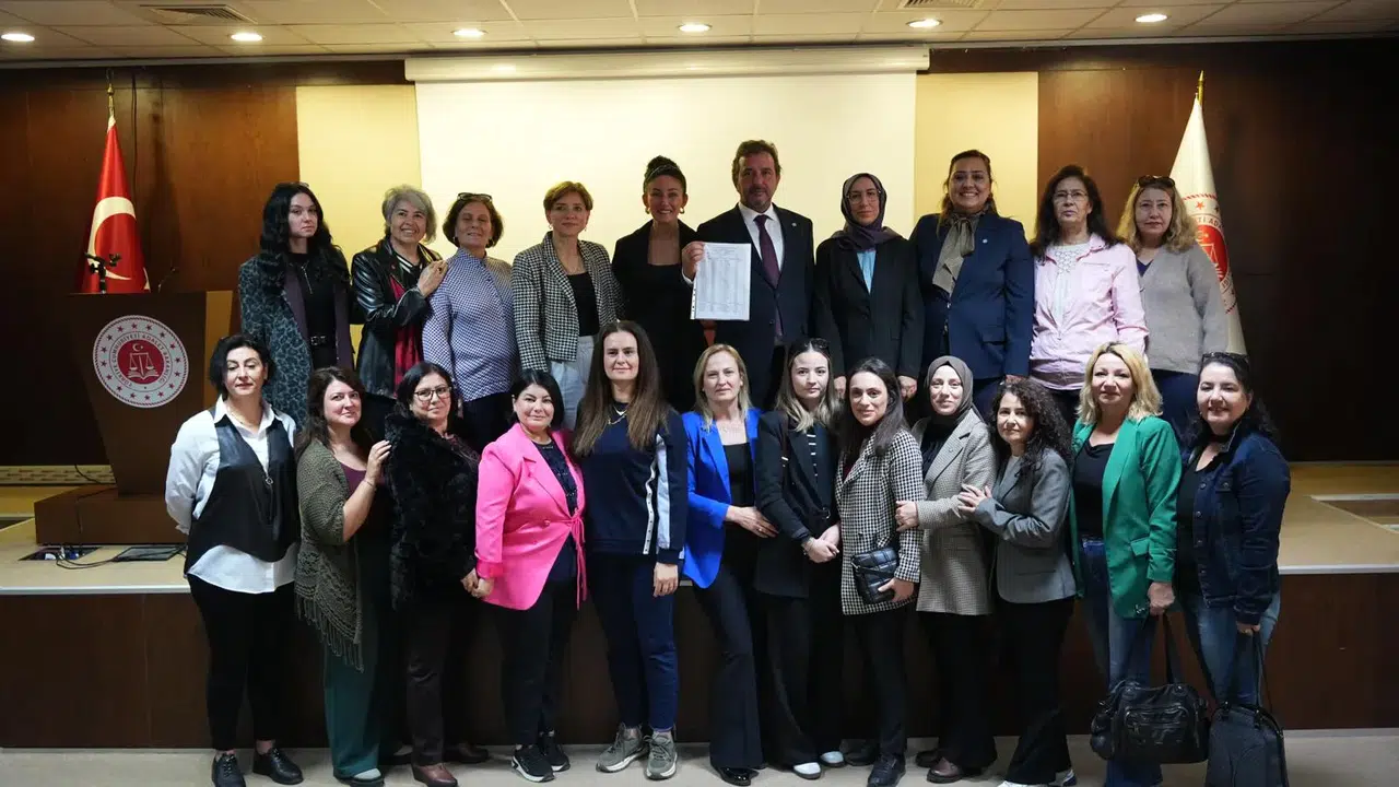 İYİ Partili Yunus Koca mazbatasını aldı