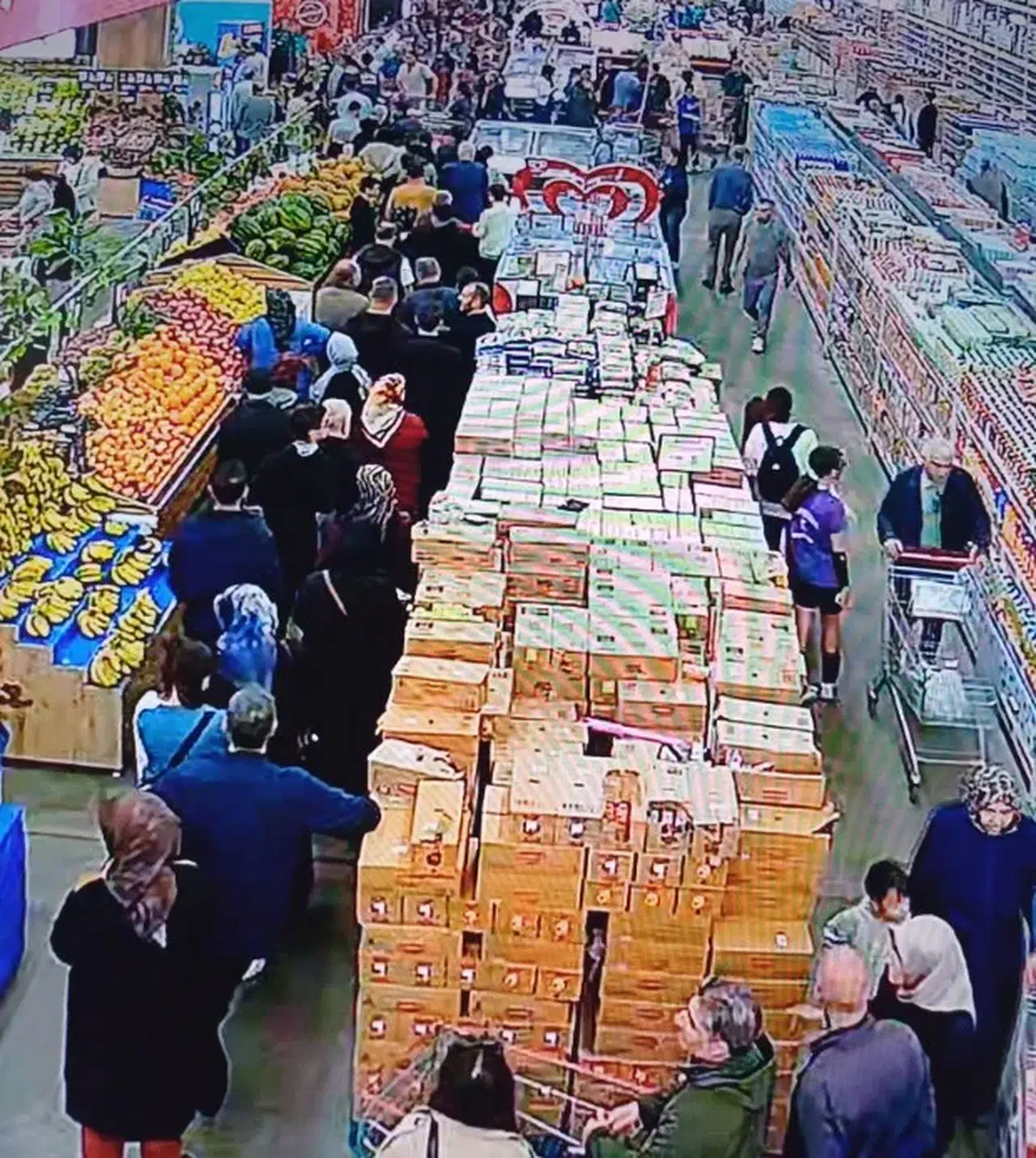 Marketteki hamsi kuyruğu şok etti