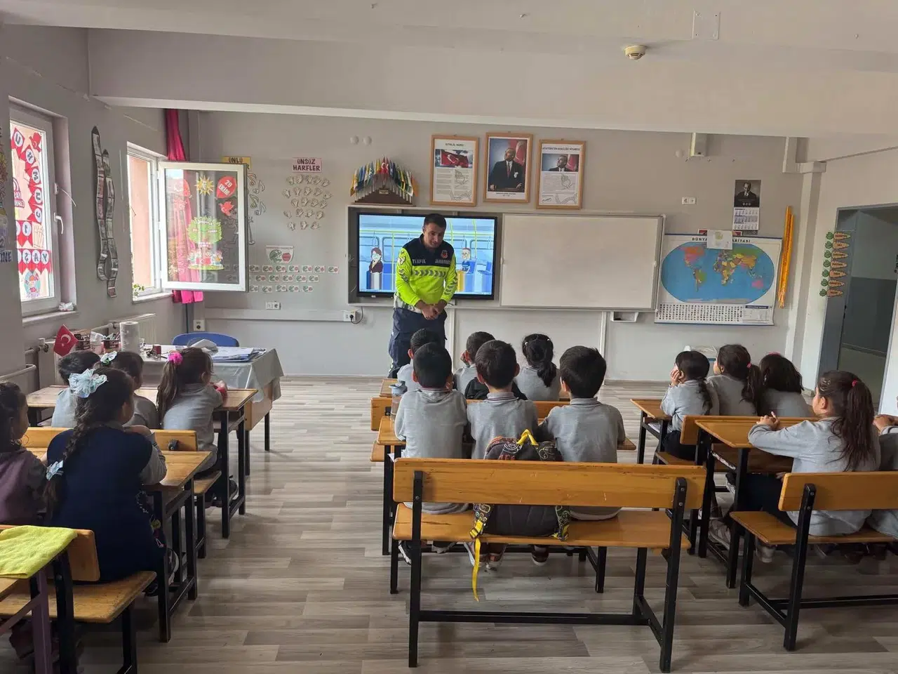 Jandarmadan öğrencilere trafik eğitimi