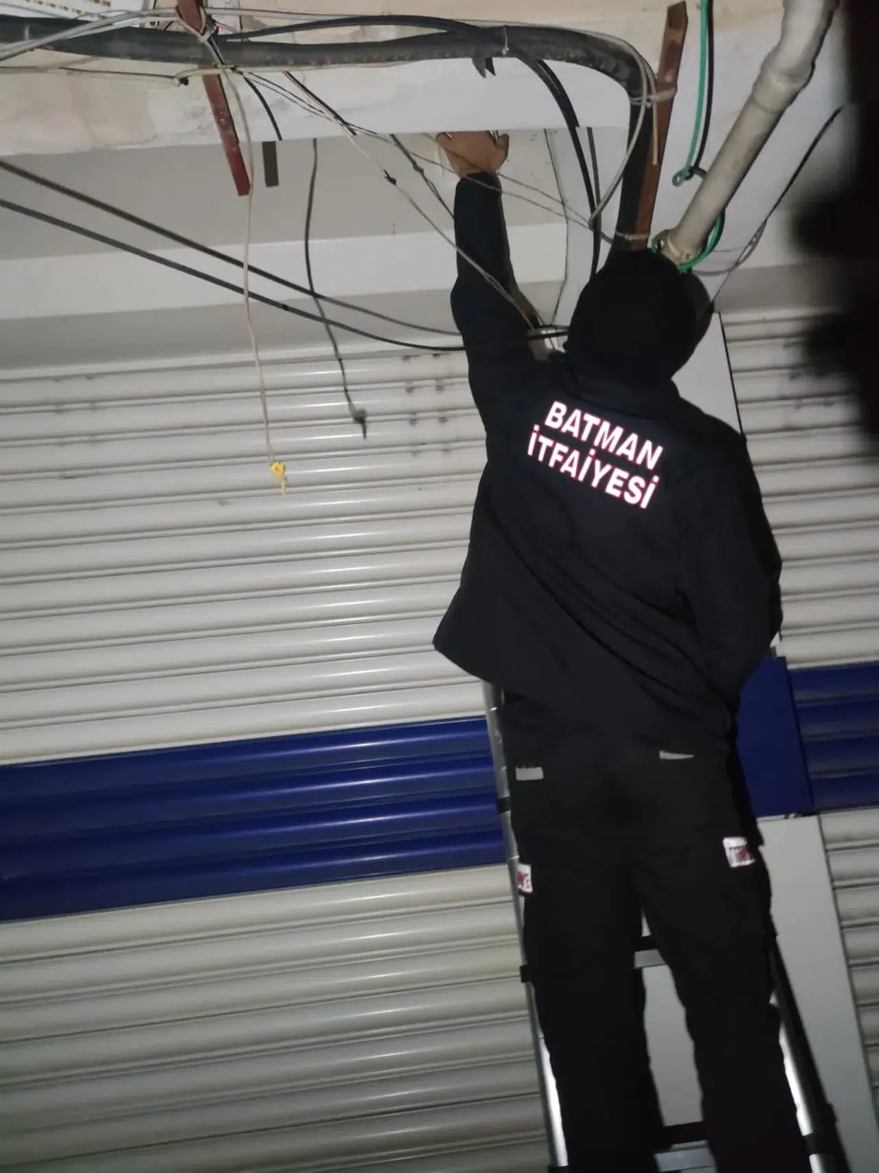 3 kişi kuaför dükkanında mahsur kaldı