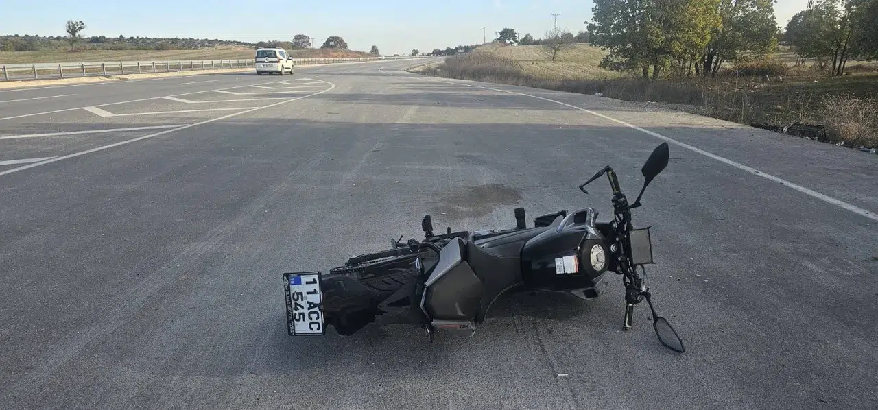 Motosikletli genç köpeğe çarparak için kaza yaptı